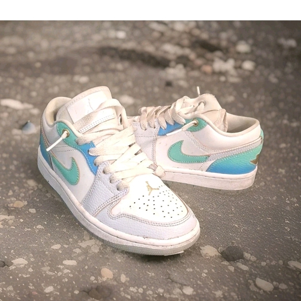 Air JORDAN Nike Low-Top Sneakers in White with Teal and Aqua Accents